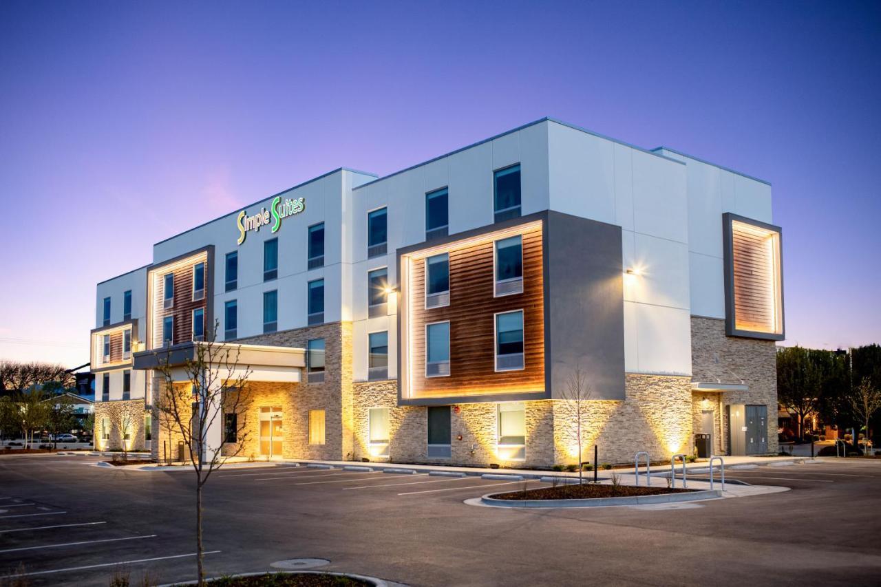 Simple Airport Hotel 3*